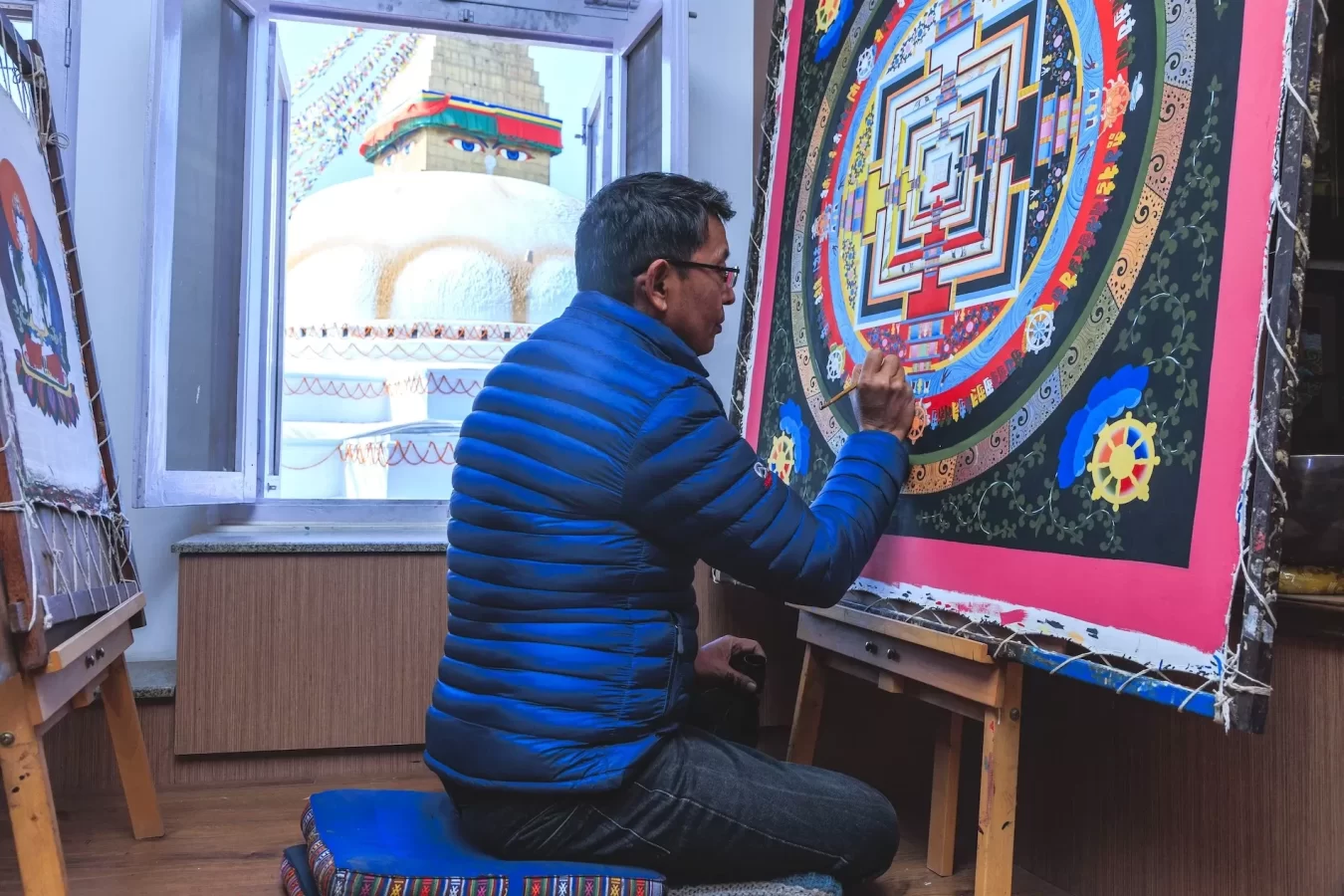 Painter painting Thangka in Bouddha