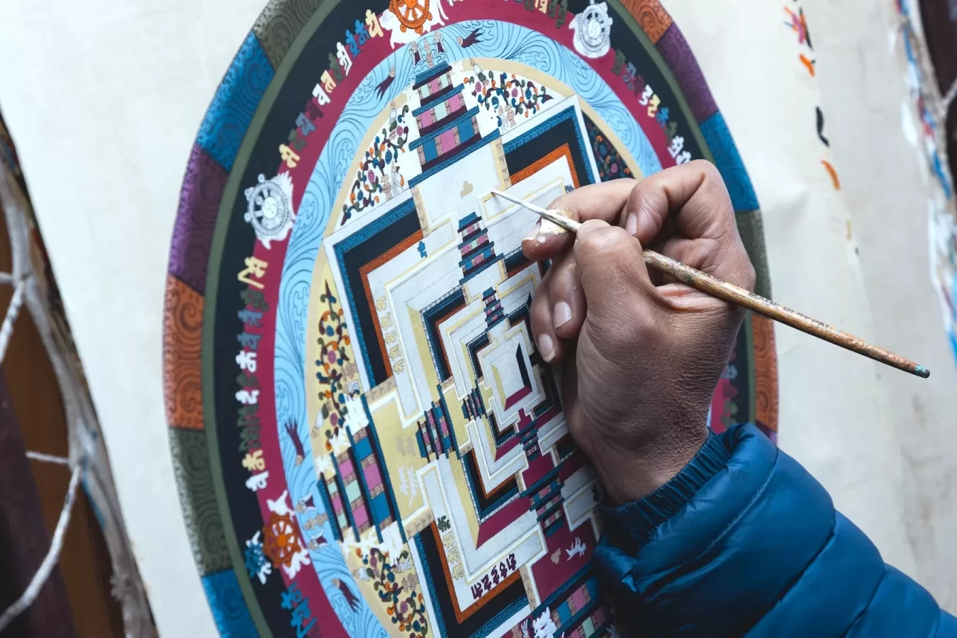 Painter painting Thangka in Bouddha