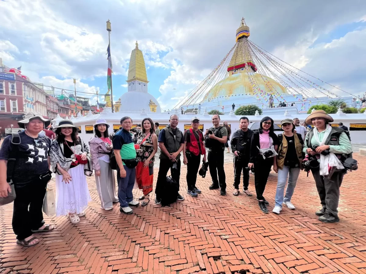 Nepal Photography Tour - Guests in Bouddhanath